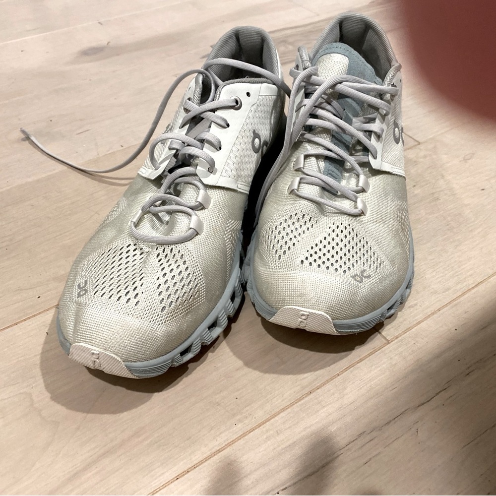 On Cloud running shoes women’s size 9